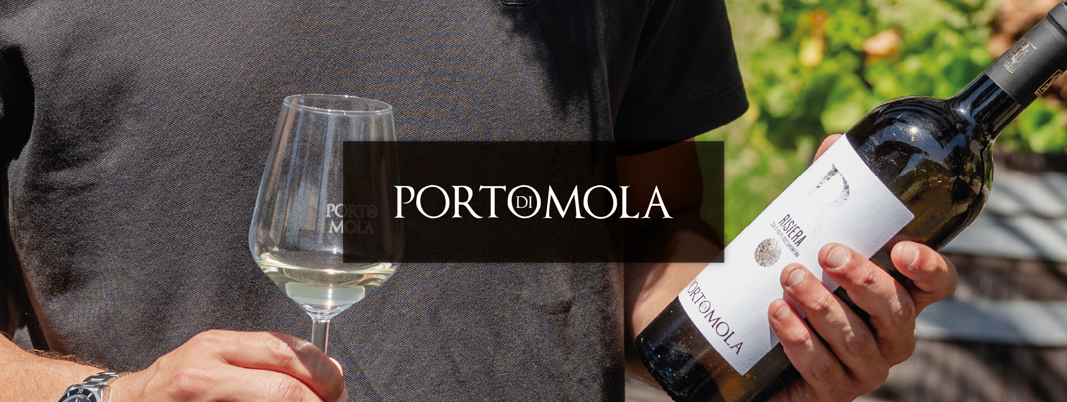 Bottiglia di Risiera Coda di Volpe Porto di Mola con calice di vino bianco, ideale in abbinamento alla cucina mediterranea.